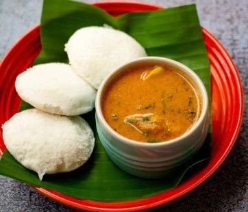 Idli(3 Nos) with Chetinad Chicken Gravy